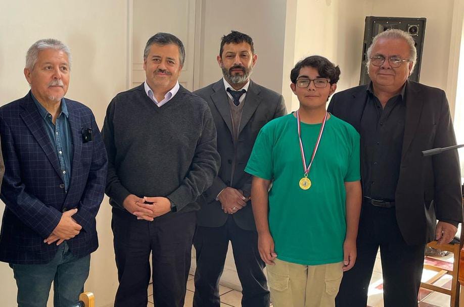 Éxito en simultánea de ajedrez impulsa integración generacional en San Antonio
