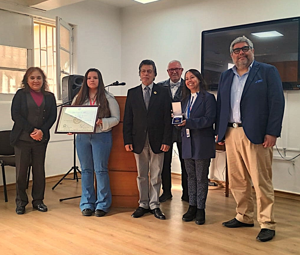 Reconocen a CESFAM de San Felipe con la Medalla Enrique Silva Cimma