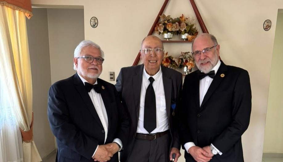 Escritor de Atacama recibe alta distinción de la Gran Logia de Chile