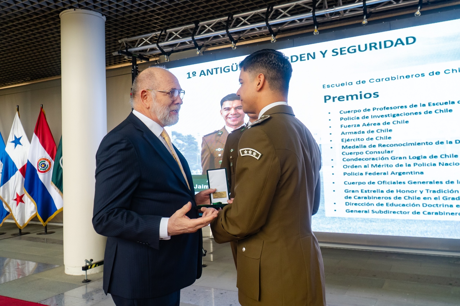 Brigadier Mayor Jaime Venegas Matamala es distinguido por la Gran Logia de Chile