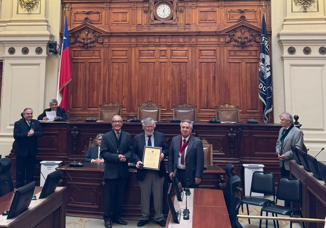 Raúl Díaz Acevedo recibe distinción de la Sociedad Chilena de Historia y Geografía