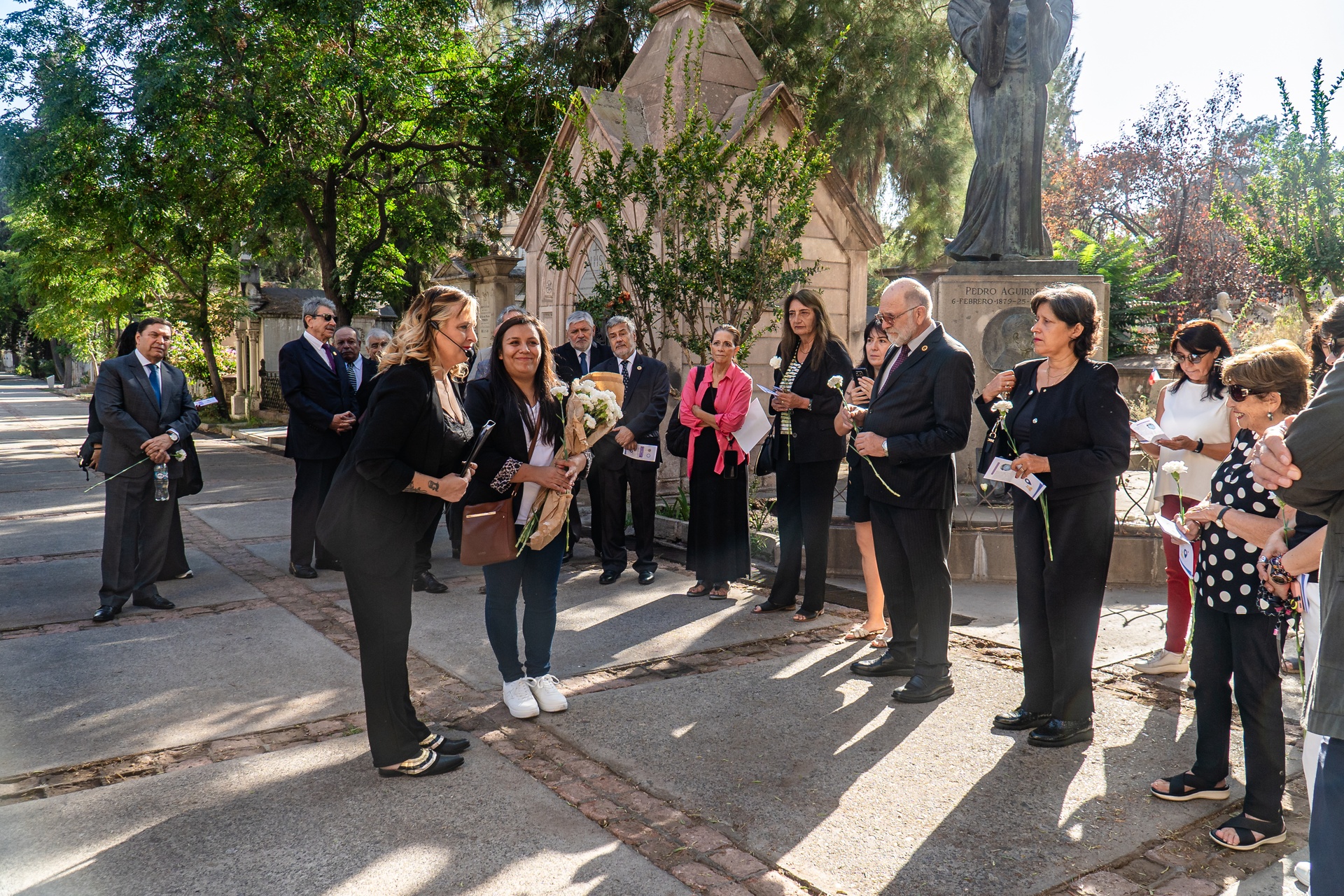 Masonería chilena realiza Romería al Cementerio General para rendir homenaje a mujeres que marcaron la historia