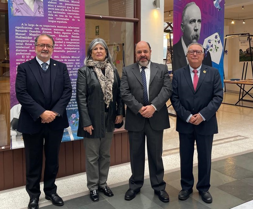 Logia Cayenel inaugura exposición sobre Gabriela Mistral, en Puerto Montt
