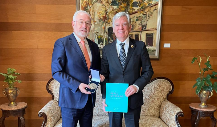 Gran Maestro se reúne con Rector de la Universidad de Talca